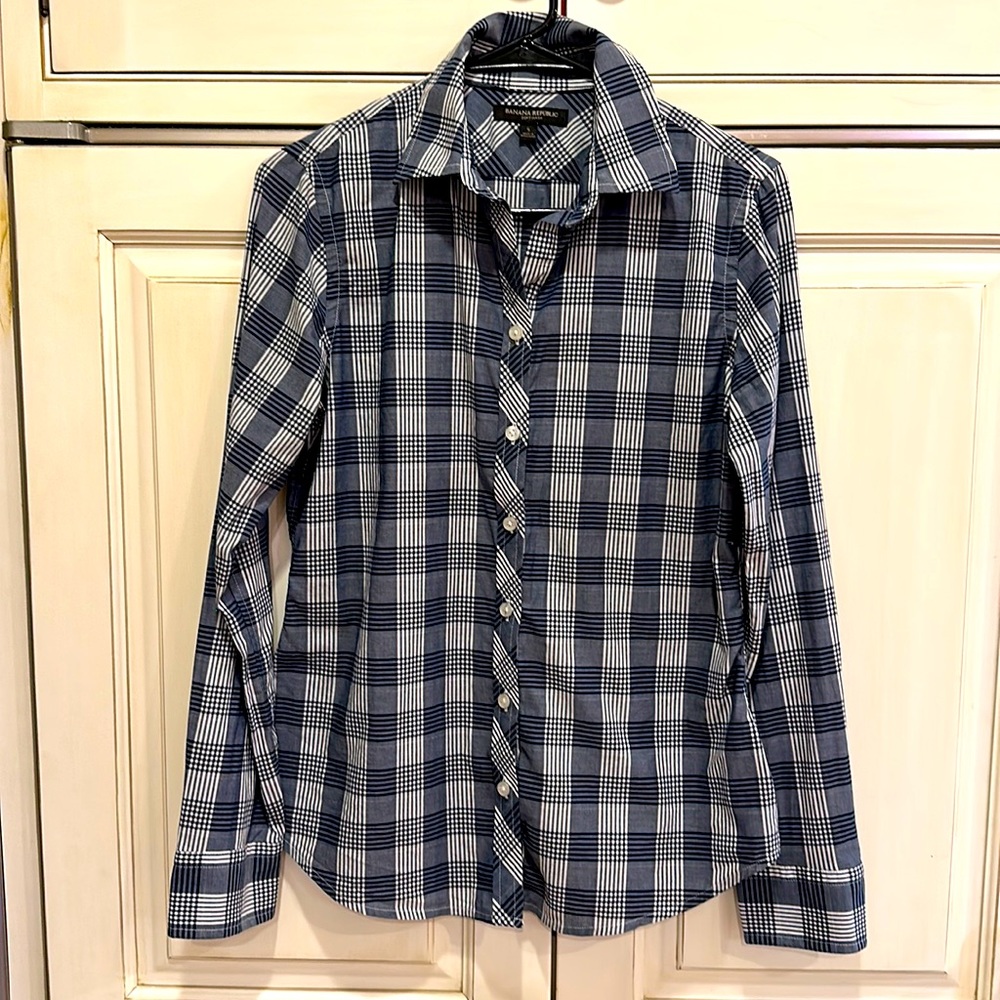 BANANA REPUBLIC BLUE AND WHITE PLAID BUTTON UP WOMENS BLOUSE 100%COTTON